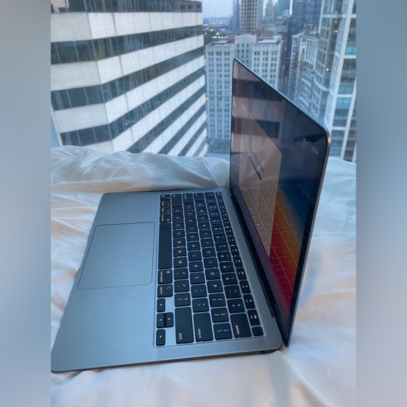 MacBook air with M1 chip - Picture 3 of 6